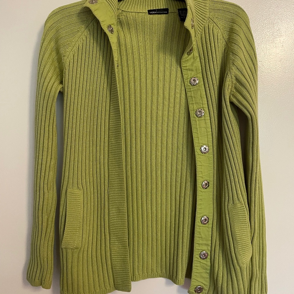 Green jacket ribbed knit button collar